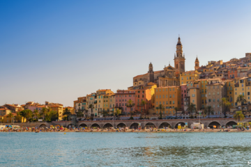 photo de menton prise depuis la mer. Visite guidée de la ville