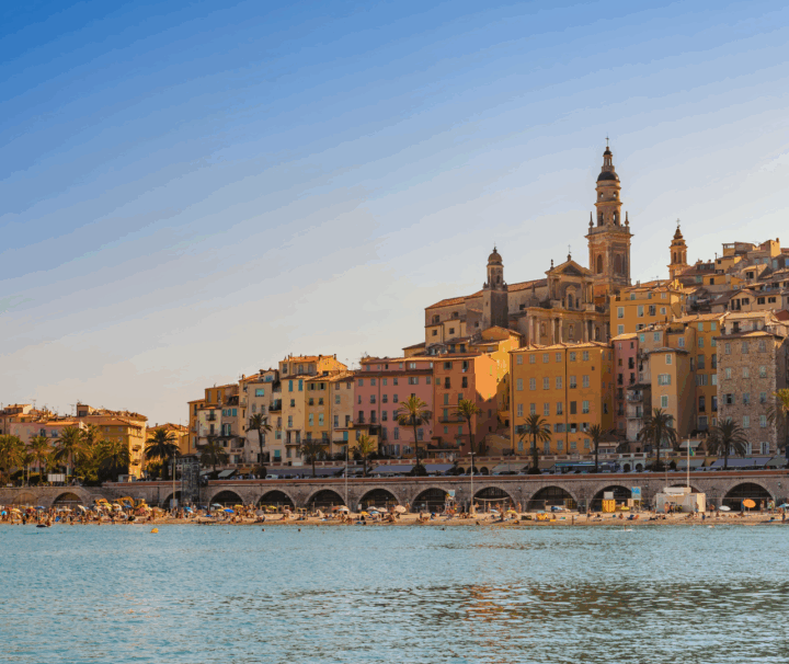 photo de menton prise depuis la mer. Visite guidée de la ville