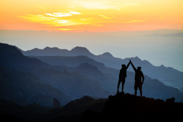 Randonnée coucher soleil couple