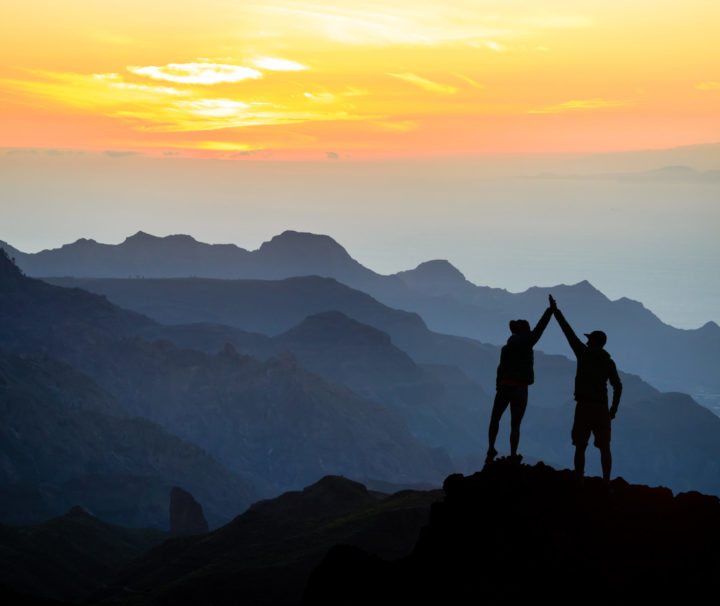 Randonnée coucher soleil couple