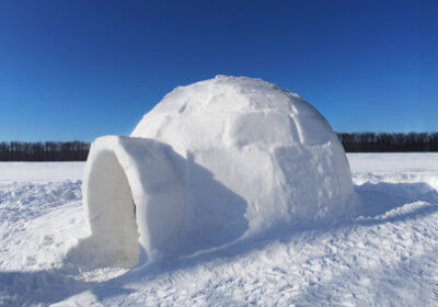 Construction d&rsquo;Igloo en journée